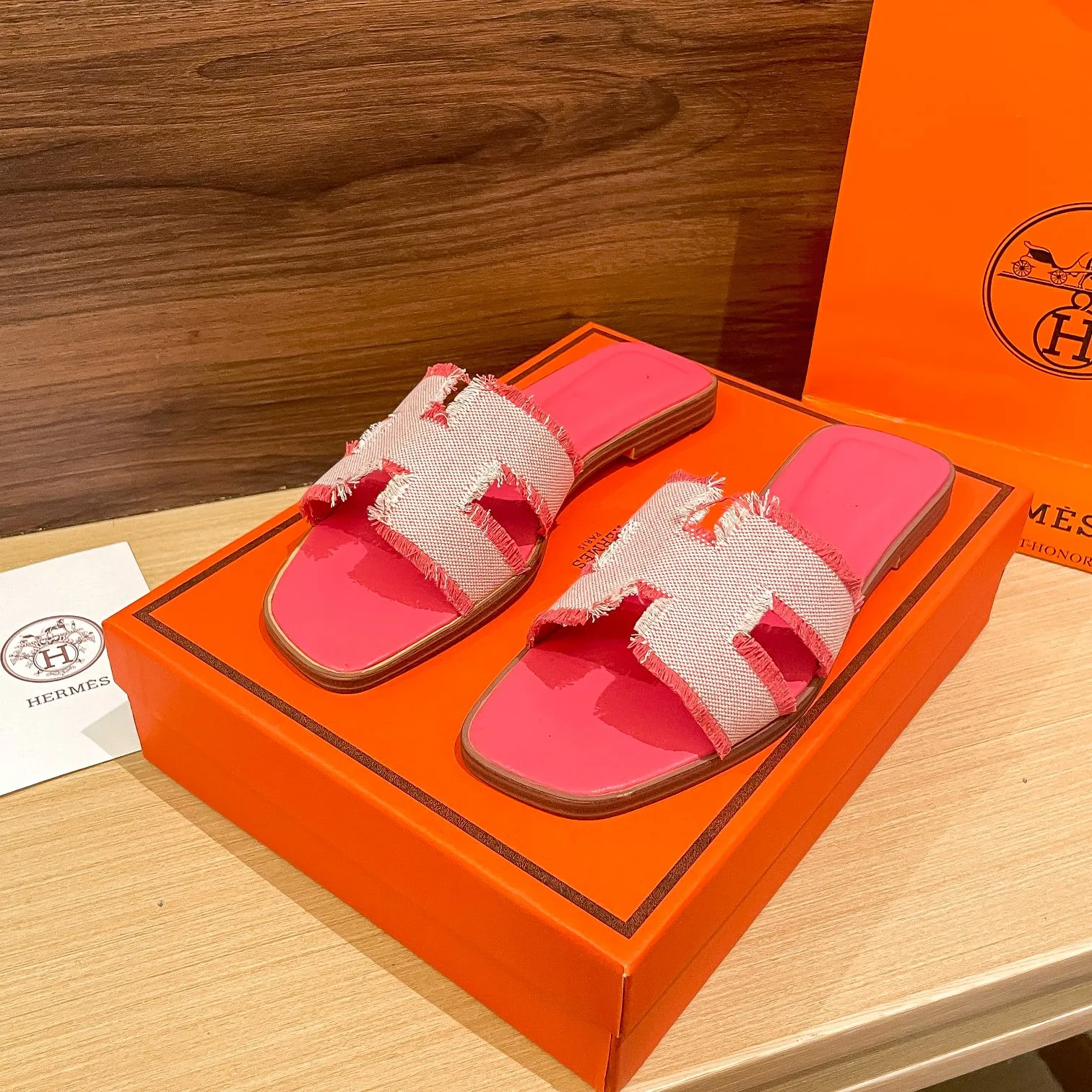 👟👟Ex-factory price 480👟👟 Hermes/Hermes new oran tassel slippers, eyelash slippers, classic slippers, exclusively customized dyed jacquard cotton fabric, woven in white and original colors! Purely hand-drawn raw edge craftsmanship creates a tassel effect. The lining and insole are made of imported soft lambskin and genuine leather outsole. Summer is here, and everyone has a pair, a must-have when going out! It doesn't rub your feet at all and is super comfortable on your feet. black pink green brown size: 35-41